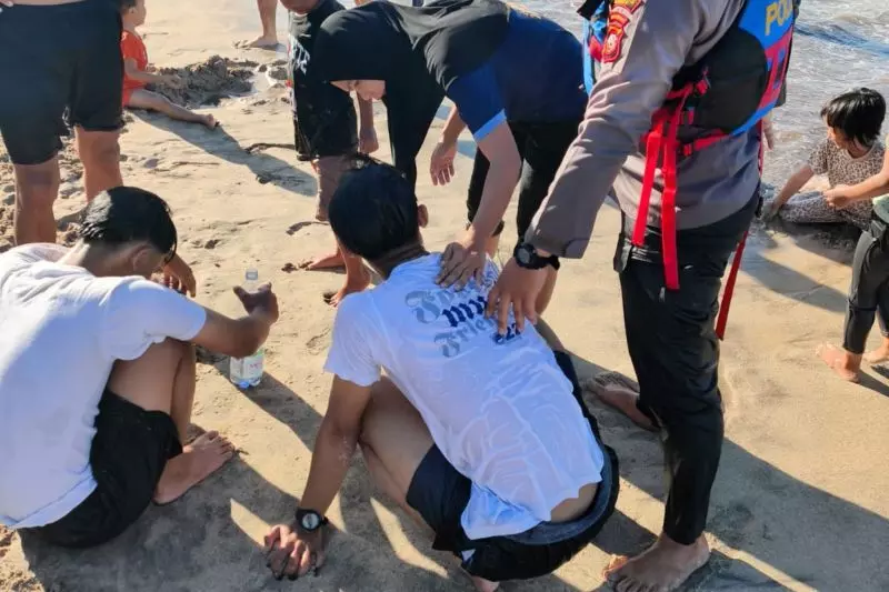 Tim SAR selamatkan empat wisatawan yang terseret ombak di Garut Tim SAR selamatkan empat wisatawan yang terseret ombak di Garut