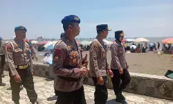 Kapolres Tegal Kota pantau keamanan wisatawan di Pantai Alam Indah, pastikan situasi aman dan kondusif Kapolres Tegal Kota pantau keamanan wisatawan di Pantai Alam Indah, pastikan situasi aman dan kondusif
