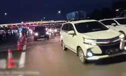 Rekayasa lalu lintas contraflow arah Jakarta diterapkan di Tol Japek Rekayasa lalu lintas contraflow arah Jakarta diterapkan di Tol Japek