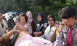 Polres Bekasi sigap evakuasi korban kecelakaan saat patroli ketupat