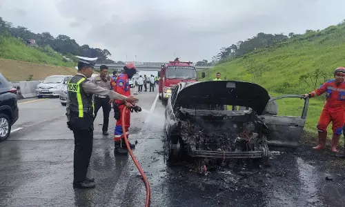 Diduga korsleting, mobil warga Semarang terbakar di Tol Ungaran