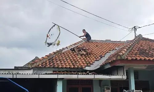 Balon udara membawa petasan meledak di atap rumah warga Semarang