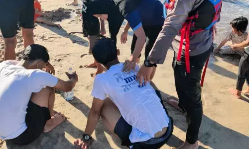 Tim SAR selamatkan empat wisatawan yang terseret ombak di Garut