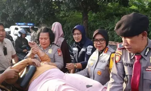 Polres Bekasi sigap evakuasi korban kecelakaan saat patroli ketupat