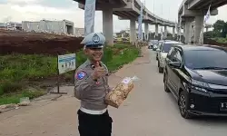 Wujud apresiasi, pemudik beri makanan kepada petugas di jalan tol