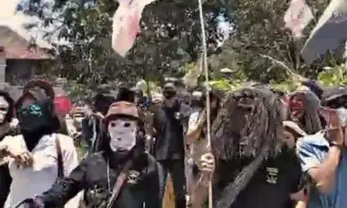 Topeng-topeng yang menjaga ingatan