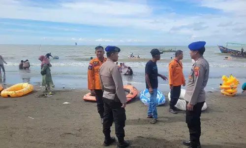 Sejumlah tempat wisata pantai di Karawang dipadati pengunjung