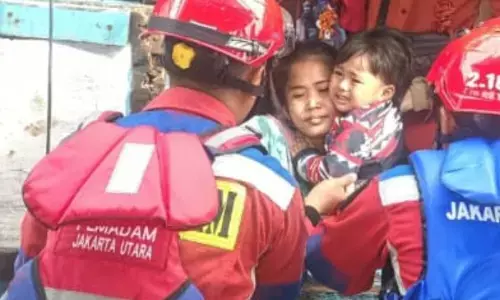 Tim gabungan evakuasi puluhan penumpang kapal mati mesin
