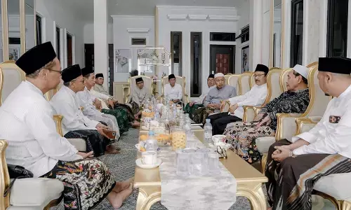Silaturahmi Lebaran, Gus Ipul sampaikan salam Presiden untuk Kiai di Tapal Kuda Silaturahmi Lebaran, Gus Ipul sampaikan salam Presiden untuk Kiai di Tapal Kuda