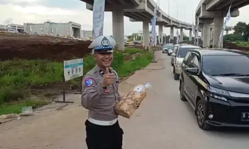 Wujud apresiasi, pemudik beri makanan kepada petugas di jalan tol