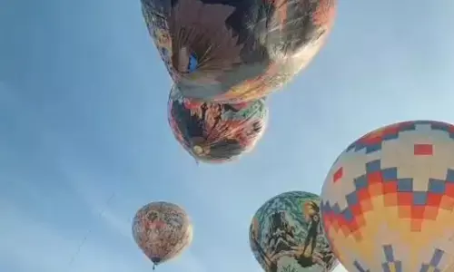Layangan naga raksasa di Festival Balon Udara Kembaran Wonosobo