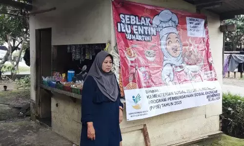 Dapat bantuan pemberdayaan Kemensos, Entin kembali berjualan di Bandung Barat Dapat bantuan pemberdayaan Kemensos, Entin kembali berjualan di Bandung Barat