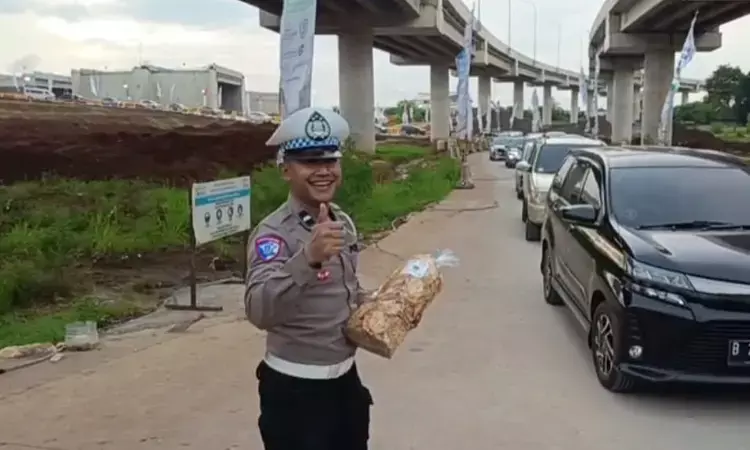 Wujud apresiasi, pemudik beri makanan kepada petugas di jalan tol