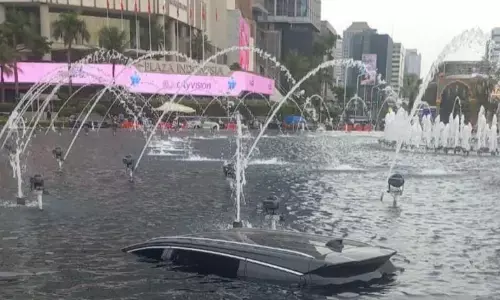 Mobil masuk kolam Bundaran HI karena pengemudi kurang hati-hati