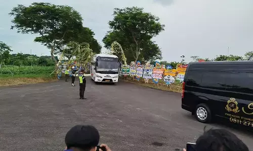 Ribuan orang ikuti prosesi pemakaman Bos Djarum, Michael Bambang Hartono di Rembang Ribuan orang ikuti prosesi pemakaman Bos Djarum, Michael Bambang Hartono di Rembang