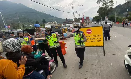 Polwan bagikan makanan untuk pengendara arus balik di Garut