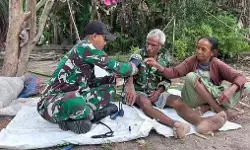 Satgas Yonarmed 12 Kostrad berikan layanan kesehatan lansia `door to door` di perbatasan