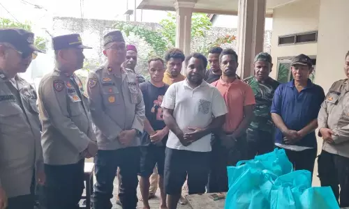 Polsek Ciputat Timur berikan sembako untuk mahasiswa Papua yang tak mudik saat Idulfitri Polsek Ciputat Timur berikan sembako untuk mahasiswa Papua yang tak mudik saat Idulfitri