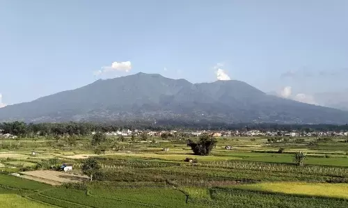 Gunung Marapi erupsi dua kali dalam waktu berdekatan Gunung Marapi erupsi dua kali dalam waktu berdekatan