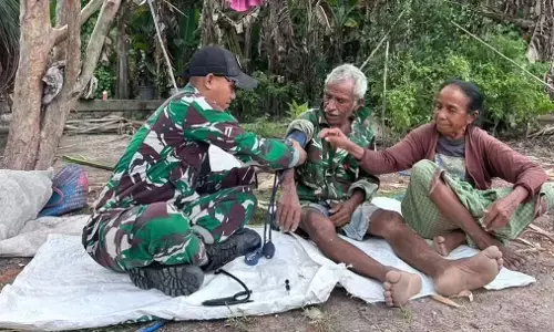 Satgas Yonarmed 12 Kostrad berikan layanan kesehatan lansia `door to door` di perbatasan