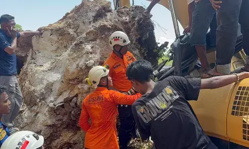 KPP evakuasi jenazah sopir ekskavator yang tertimpa longsor di Baubau
