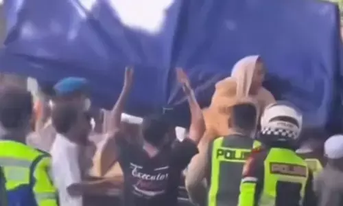 Viral ibu-ibu marah ke petugas di Anyer saat macet dihujat netizen Viral ibu-ibu marah ke petugas di Anyer saat macet dihujat netizen