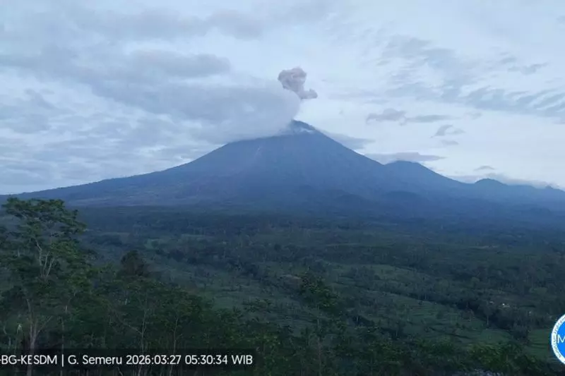 Semeru dua kali erupsi dengan tinggi letusan hingga 1.000 meter Semeru dua kali erupsi dengan tinggi letusan hingga 1.000 meter