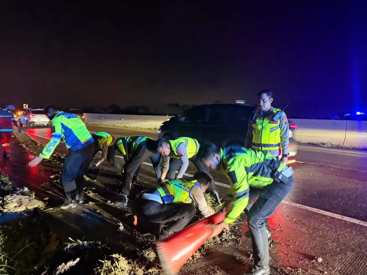 Evakuasi bus terperosok di Tol Pejagan–Pemalang, Kapolres Tegal turun langsung ke lokasi Evakuasi bus terperosok di Tol Pejagan–Pemalang, Kapolres Tegal turun langsung ke lokasi