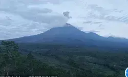 Semeru dua kali erupsi dengan tinggi letusan hingga 1.000 meter