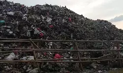 Pedagang Pasar Induk Kramat Jati keluhkan gunungan sampah setinggi 5 meter