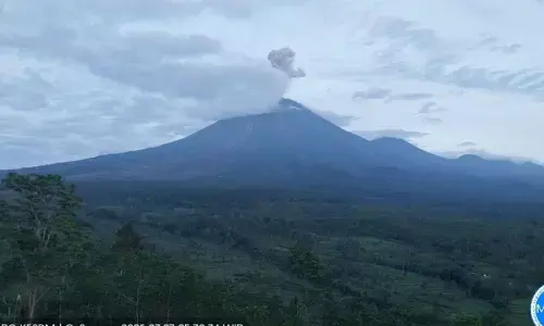Semeru dua kali erupsi dengan tinggi letusan hingga 1.000 meter