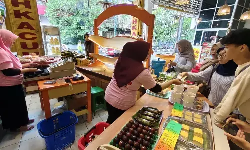 Harga kedelai impor melonjak, pengrajin tahu oleh-oleh khas Kediri tetap eksis layani pemudik saat lebaran
