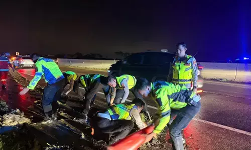 Evakuasi bus terperosok di Tol Pejagan–Pemalang, Kapolres Tegal turun langsung ke lokasi Evakuasi bus terperosok di Tol Pejagan–Pemalang, Kapolres Tegal turun langsung ke lokasi