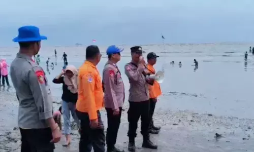 Warga kunjungi sejumlah destinasi wisata pantai di Karawang