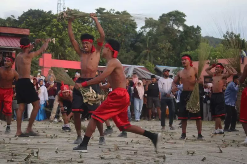 Tradisi Pukul Sapu Lidi jadi simbol persaudaraan masyarakat Maluku Tradisi Pukul Sapu Lidi jadi simbol persaudaraan masyarakat Maluku