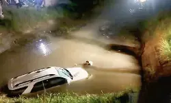 Kendaraan pemudik terjun ke irigasi di OKU Timur Sumsel Kendaraan pemudik terjun ke irigasi di OKU Timur Sumsel