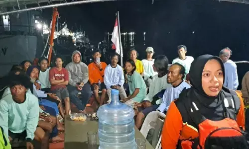 Tim SAR evakuasi 24 ABK KM Mekar Alam akibat terbakar di Laut Arafura