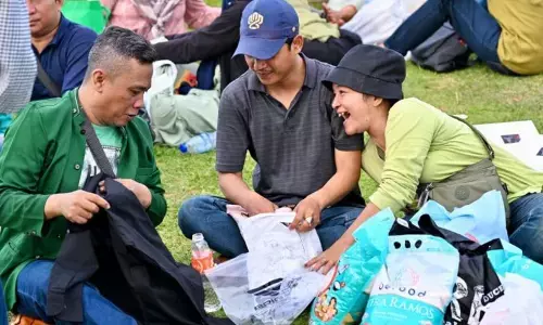 Warga buka kemas paket sembako di Bazar Rakyat Monas