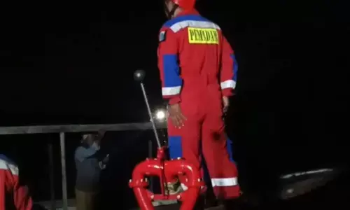 Gulkarmat evakuasi penumpang yang kapalnya rusak di Pulau Bira Besar Gulkarmat evakuasi penumpang yang kapalnya rusak di Pulau Bira Besar