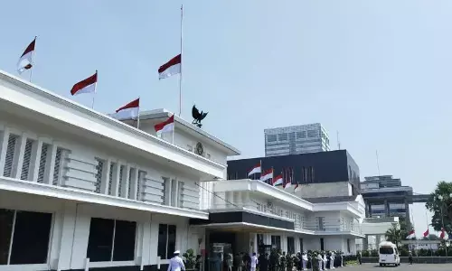 Kemenhan pasang bendera setengah tiang atas wafatnya Juwono Sudarsono