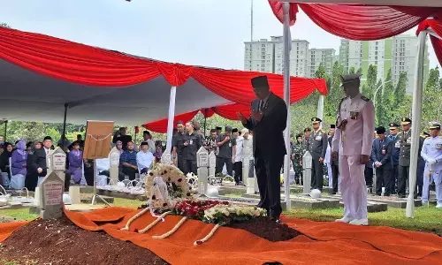Juwono Sudarsono dimakamkan secara militer di TMP Kalibata