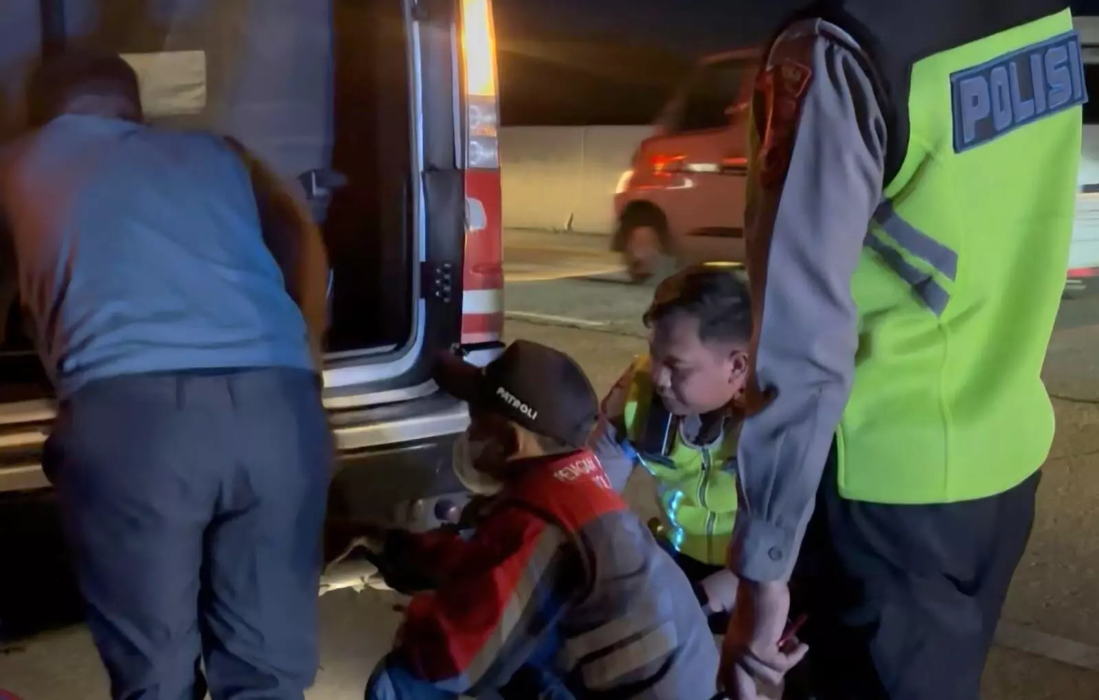 Kehadiran polisi membuat pemudik lega, setelah terjebak di bahu Tol karena pecah ban Kehadiran polisi membuat pemudik lega, setelah terjebak di bahu Tol karena pecah ban