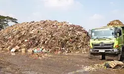 Pedagang keluhkan sampah menggunung di Pasar Induk Kramat Jati