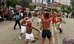 Sambut 7 Syawal, warga Maluku di Jayapura saling baku pukul sapu