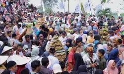 Ribuan masyarakat Kudus berebut Gunungan Parade Sewu Kupat