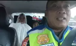 Diturunkan paksa awak bus, polisi bantu keluarga pemudik yang telantar di Tol JORR Cikunir