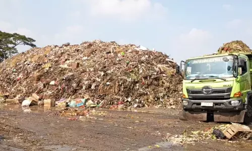 Pedagang keluhkan sampah menggunung di Pasar Induk Kramat Jati