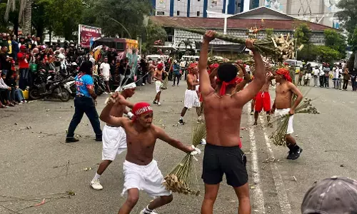 Sambut 7 Syawal, warga Maluku di Jayapura saling baku pukul sapu Sambut 7 Syawal, warga Maluku di Jayapura saling baku pukul sapu