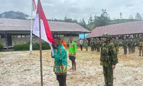 Momen mengharukan, tiga eks OPM cium Merah Putih dan kembali ke NKRI