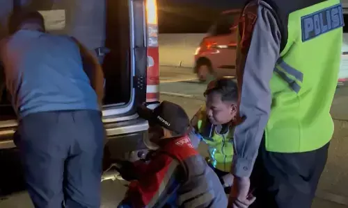 Kehadiran polisi membuat pemudik lega, setelah terjebak di bahu Tol karena pecah ban